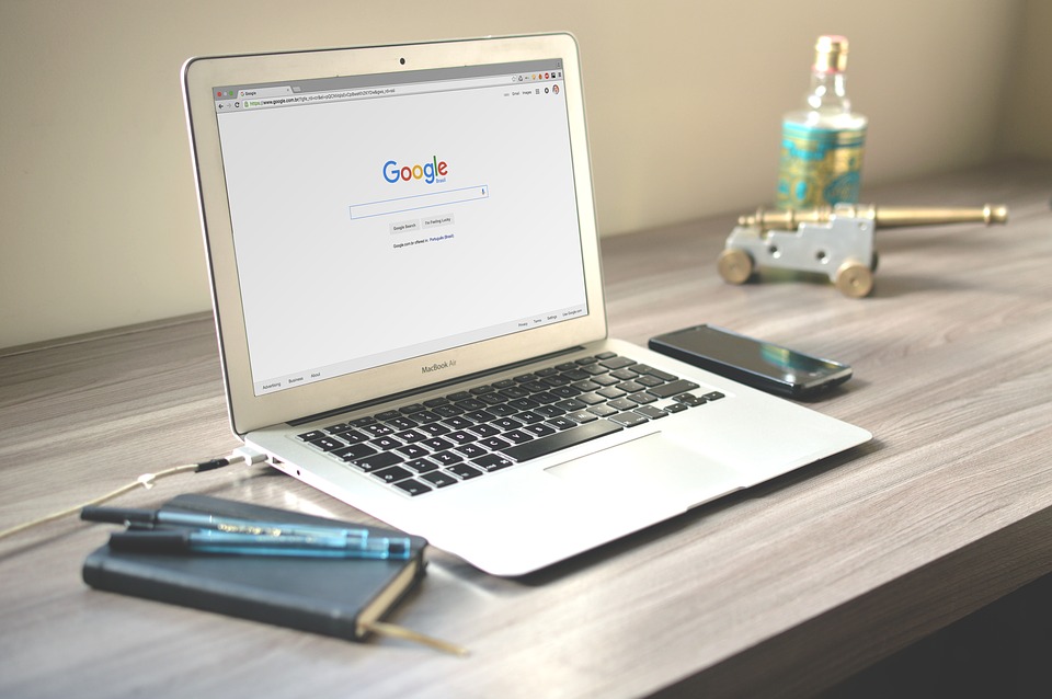 Google testeaza eliminarea panoului Knowledge din SERPs